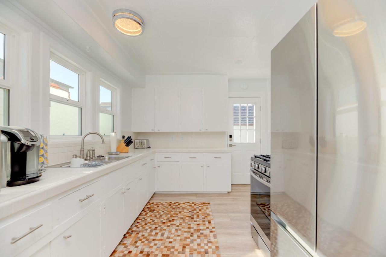 Lovely White Beach House Redondo Beach Exterior photo